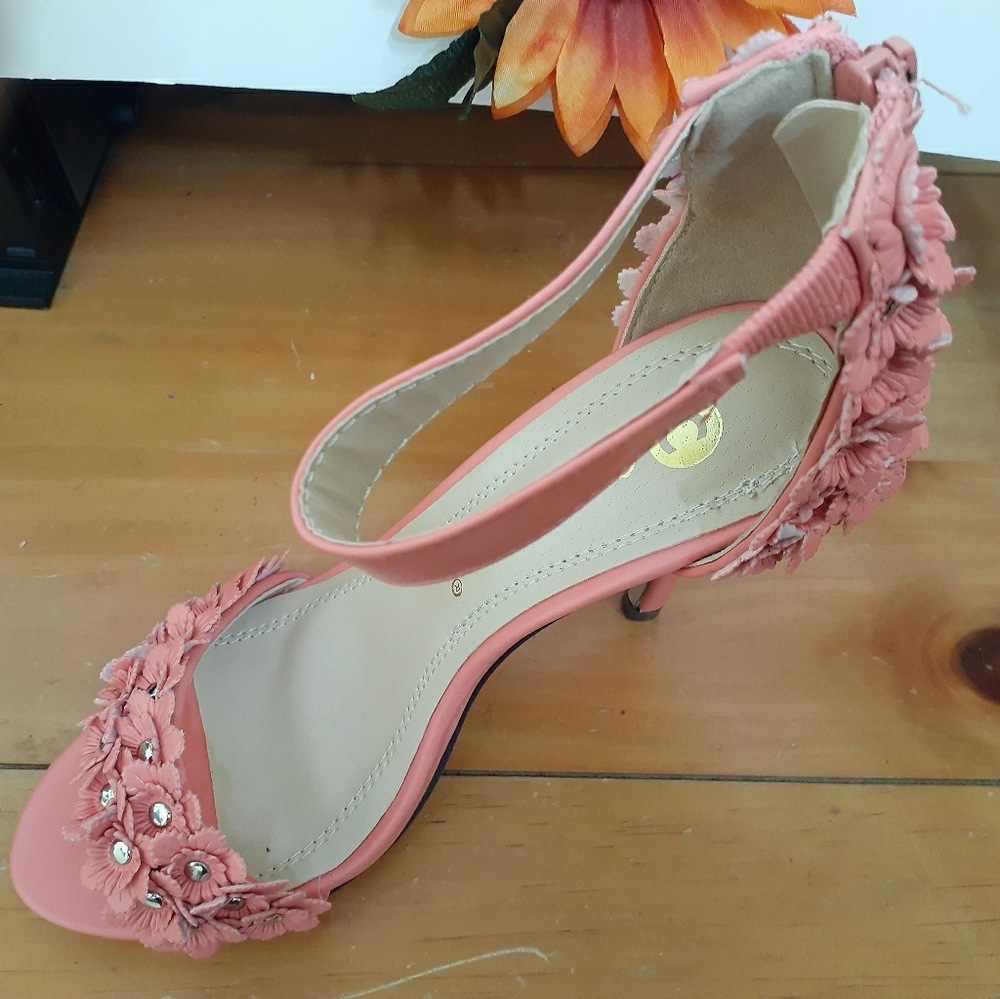 Chase & Chloe Coral Colored Heels